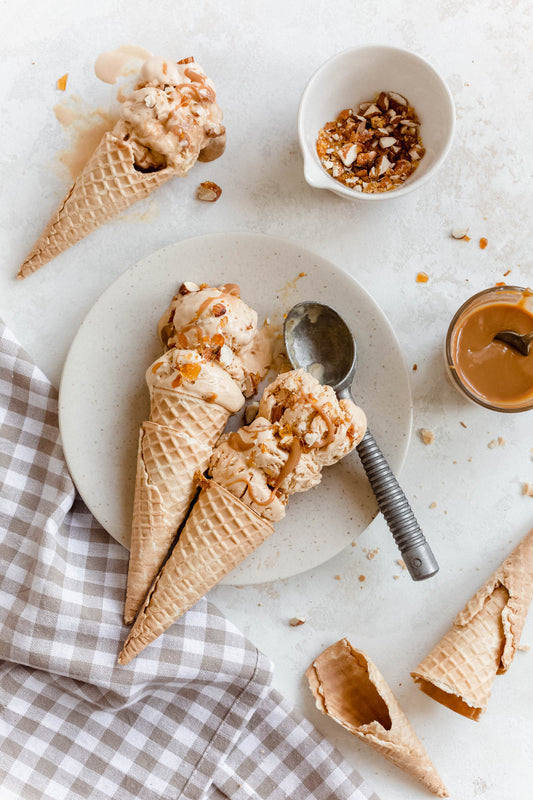 Helado de manjar con praliné de almendras