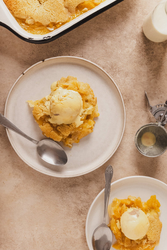 Cobbler de durazno y almendras