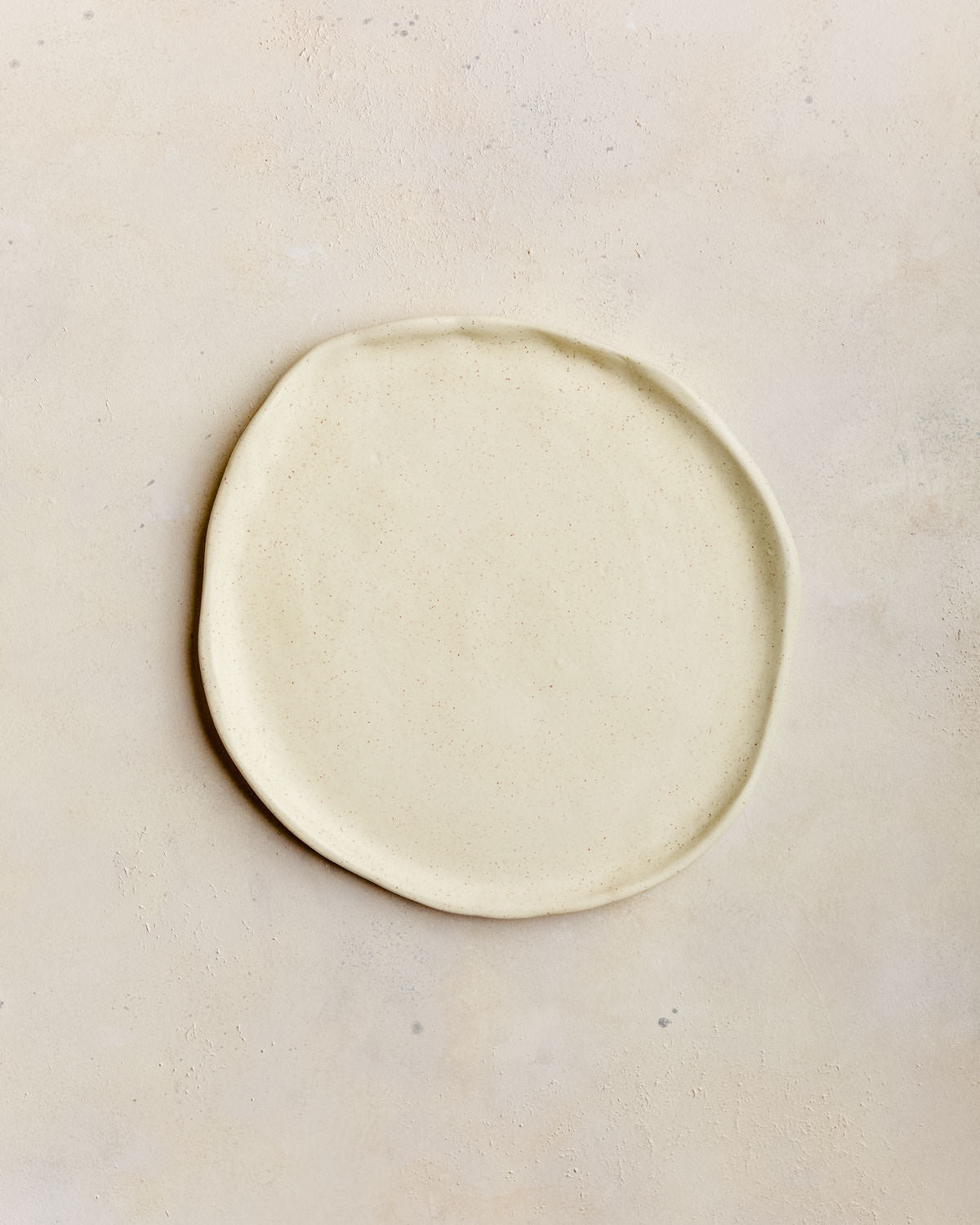 Plato beige mate moteado amorfo