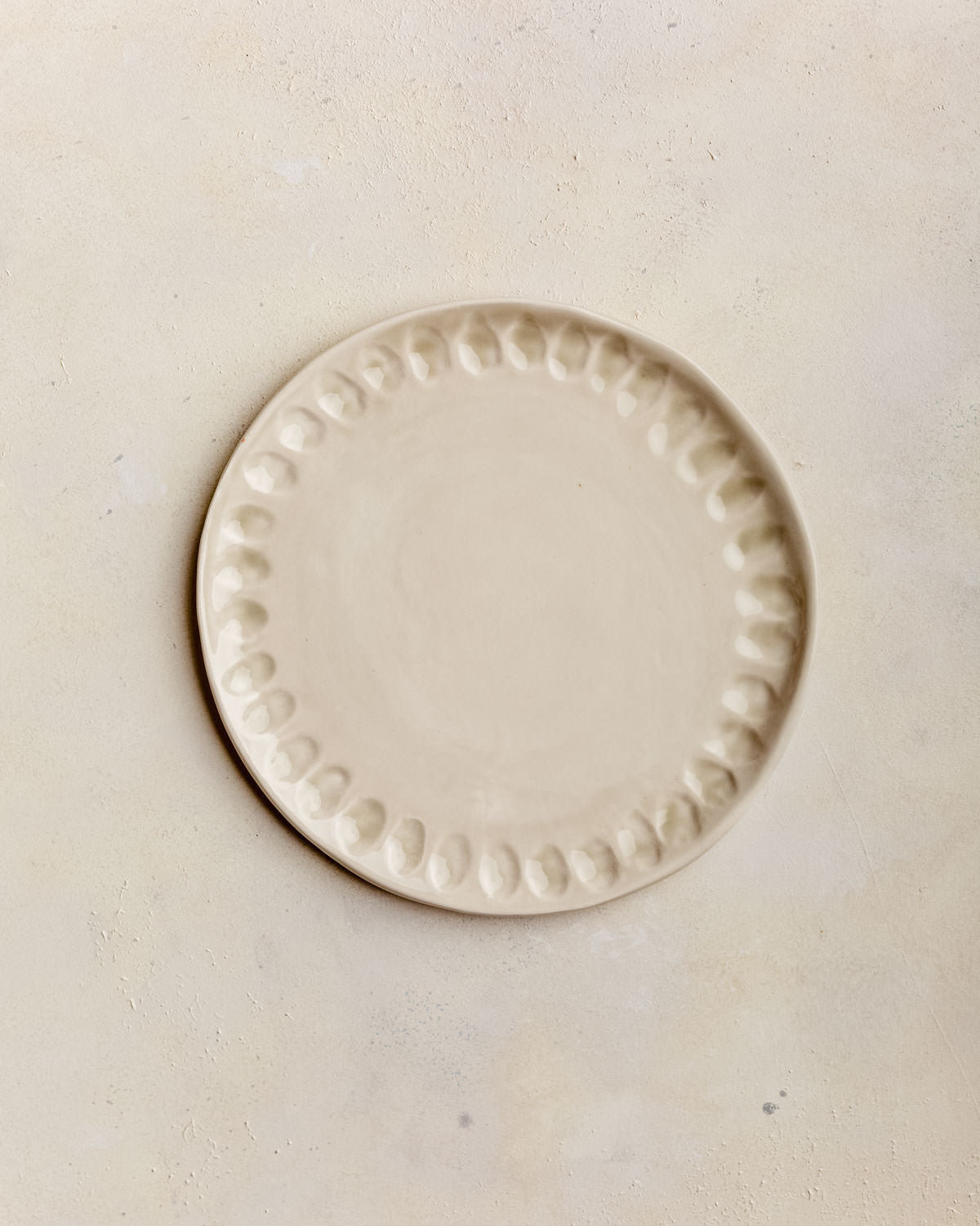 Plato beige brillante - rayitas