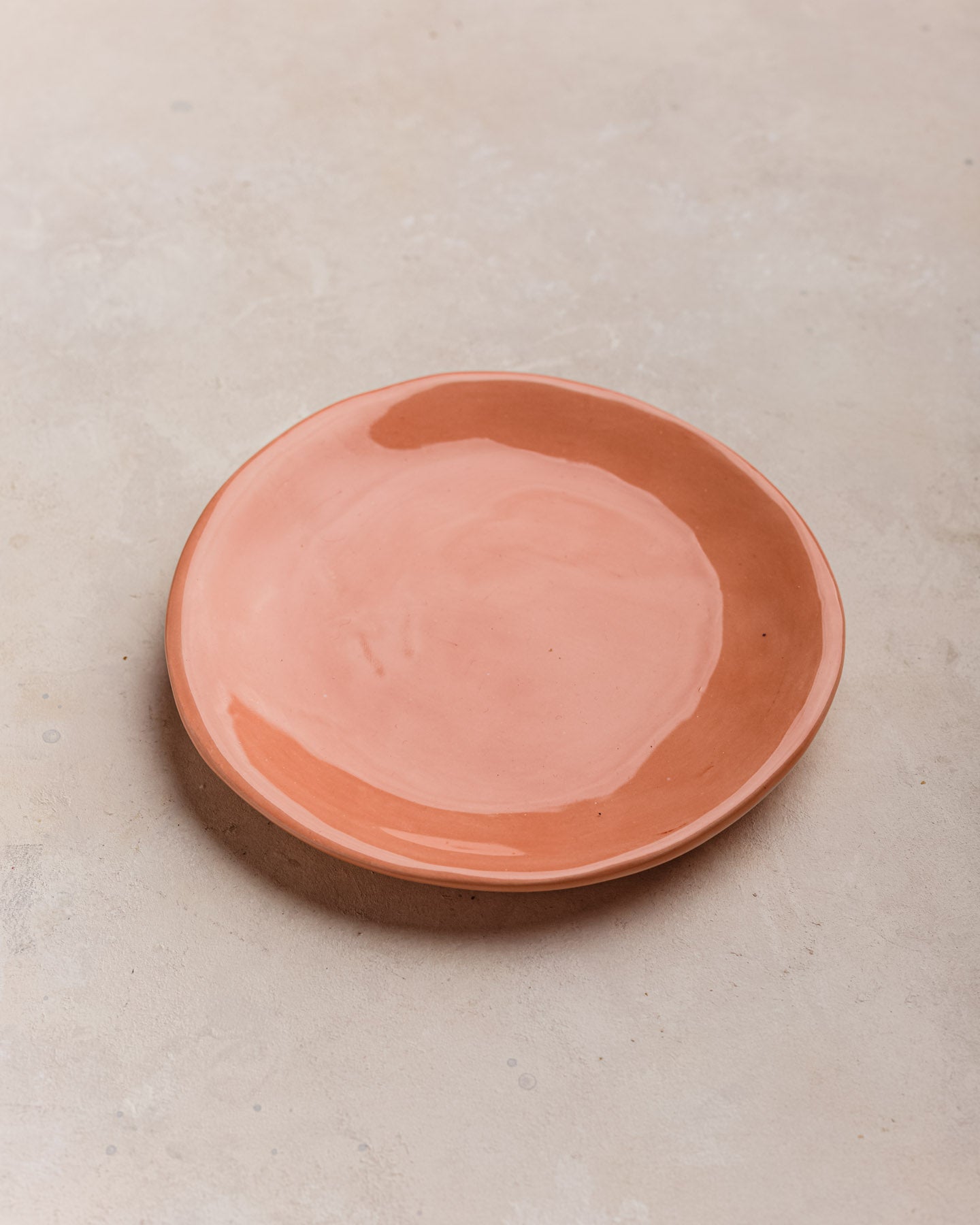 Plato curved coral oscuro brillante M