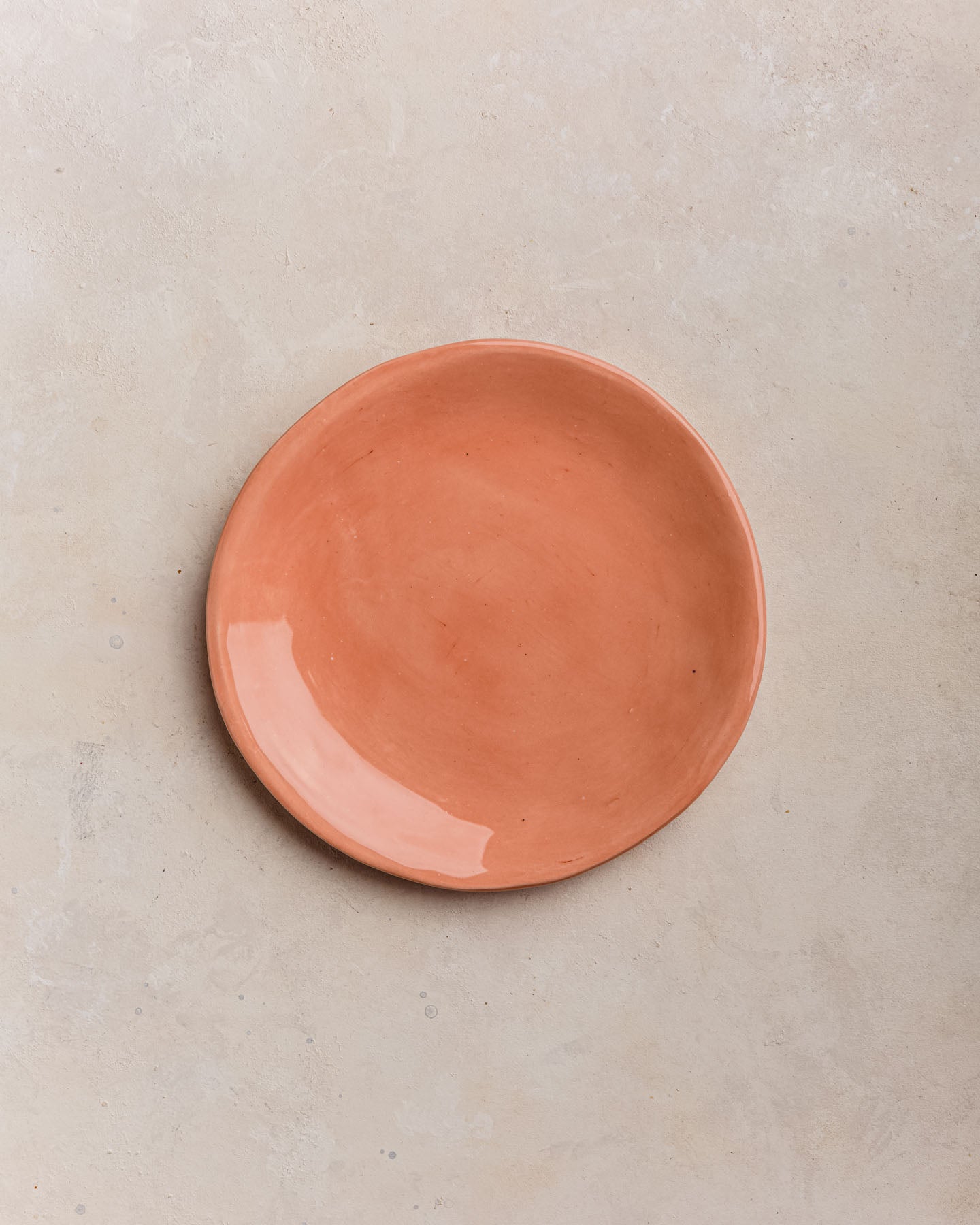 Plato curved coral oscuro brillante M