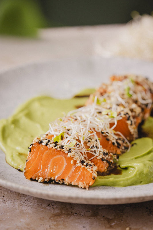 Tataki de salmón con mousse de palta
