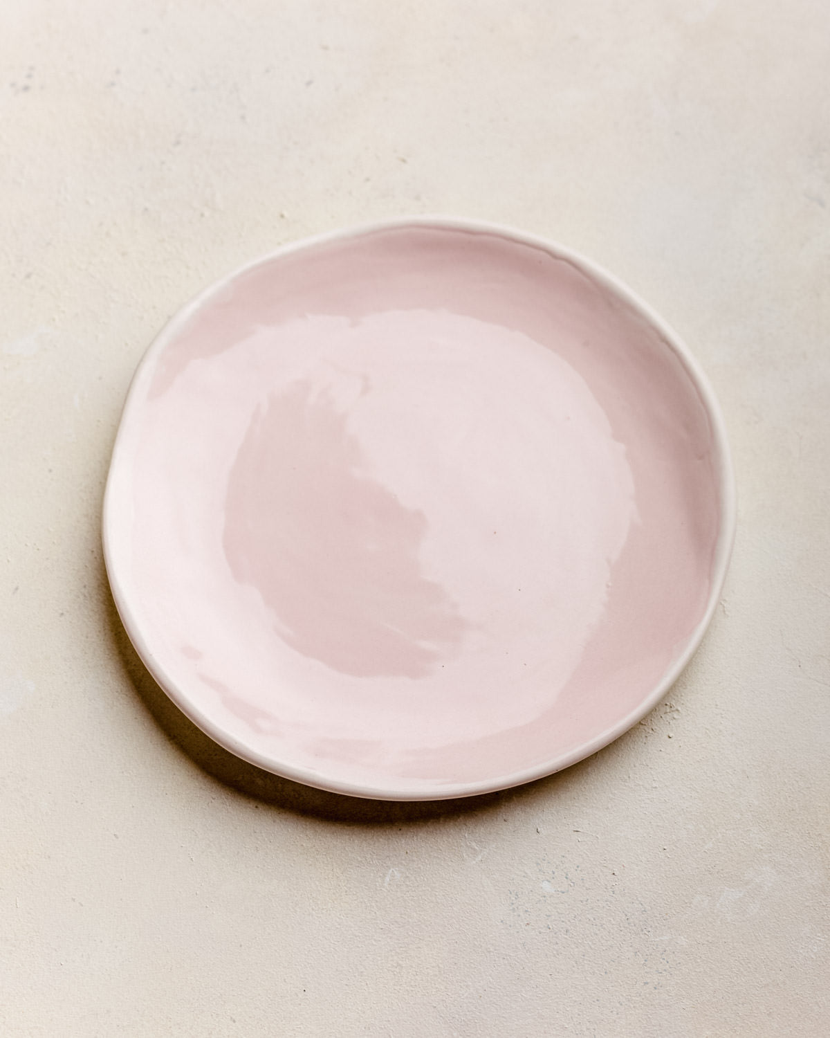 Plato rosado brillante - borde blanco